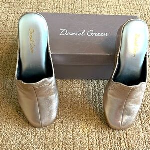 DANIEL GREEN Women’s Glamour Casual Slippers Size 7 W